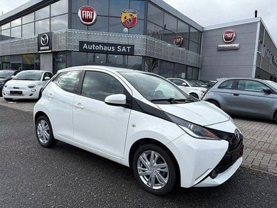Gebraucht Toyota Aygo X-play 69 PS (50 kW) 2016 Weiß Kleinwagen