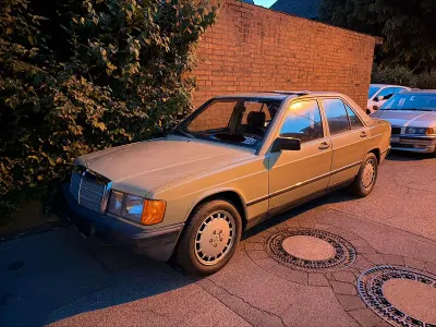 Gebraucht Mercedes 190 72 PS (52 kW) 1983 Grün Limousine