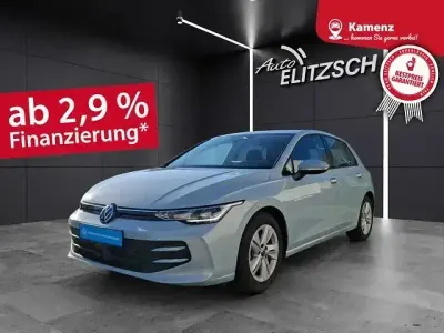Gebraucht VW Golf VIII Life 150 PS (110 kW) 2025 Crystal ice blue metallic Limousine