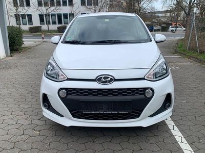 Gebraucht Hyundai i10 Trend 87 PS (63 kW) 2016 Weiß Kleinwagen