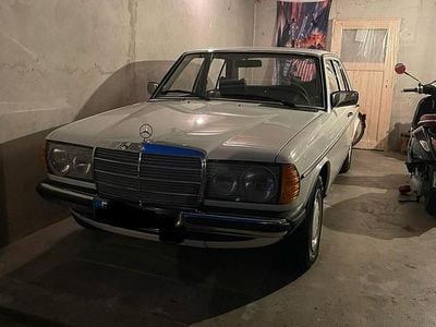 Weiß Gebraucht 1978 Mercedes 200 Limousine | 10.000 €