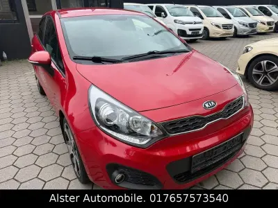 Używany Kia Rio Spirit 90 KM (66 kW) 2012 Czerwony Sedan/Limuzyna