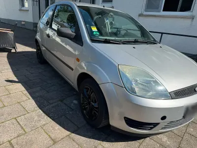 Używany Ford Fiesta 60 KM (44 kW) 2005 Srebrny Hatchback