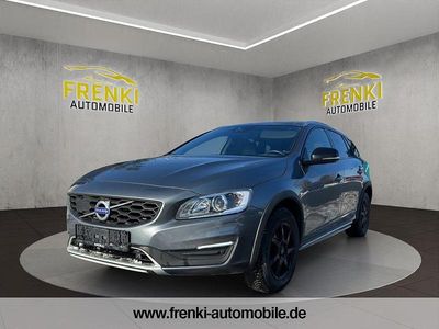 Grau Gebraucht 2017 Volvo V60 CC Summum Kombi | 8.999 €