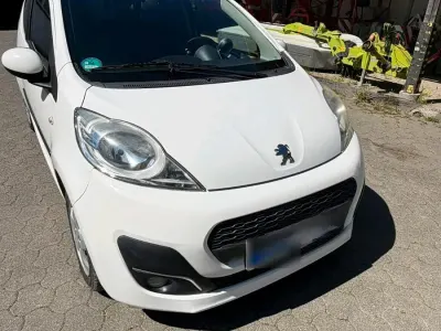 Gebraucht Peugeot 107 68 PS (50 kW) 2013 Weiß Kleinwagen