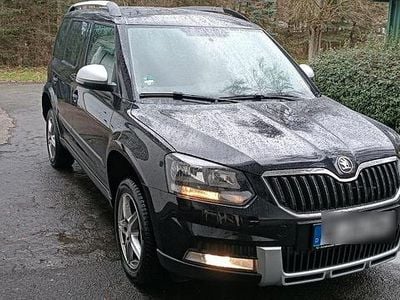 Schwarz Gebraucht 2015 Skoda Yeti SUV | 7.990 € (Fairer Preis)