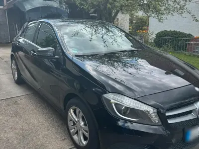 Gebraucht Mercedes A180 122 PS (89 kW) 2015 Schwarz Limousine