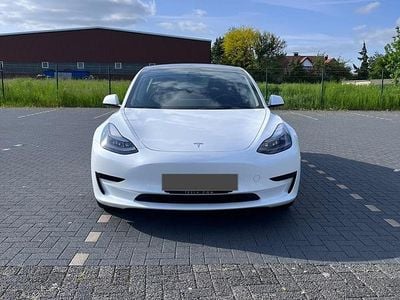 Weiß Gebraucht 2022 Tesla Model 3 Standard Range Plus Limousine | 29.999 € (Fairer Preis)