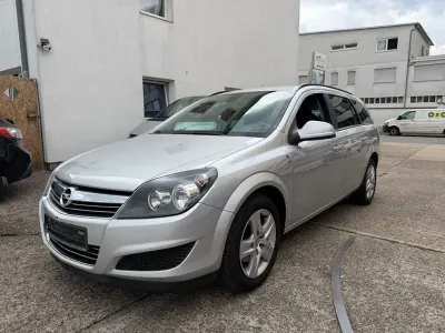 Gebraucht Opel Astra Edition 110 PS (80 kW) 2010 Silber Limousine