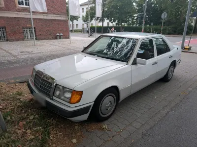 Gebraucht Mercedes E230 132 PS (97 kW) 1991 Weiß Limousine