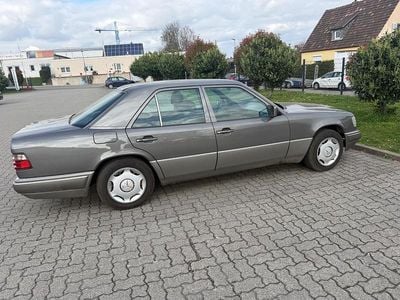 Usata Mercedes E220 150 CV (110 kW) 1994 Grigio Berlina