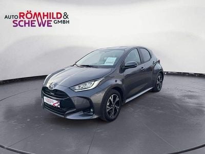 Neu Toyota Yaris Hybrid 117 PS (86 kW) 2026 Grau Limousine