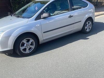 Gebraucht Ford Focus Trend 116 PS (85 kW) 2005 Grau Limousine