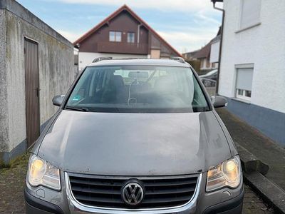 Grau Gebraucht 2009 VW Touran Van / Kleinbus | 4.200 € (Etwas zu teuer)