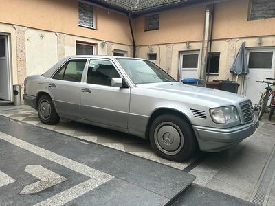 Gebraucht Mercedes E250 113 PS (83 kW) 1995 Silber Limousine