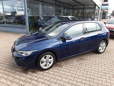 Gebraucht VW Golf VIII Life 131 PS (96 kW) 2024 Atlantic blue metallic (metallic) Limousine