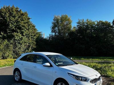 Weiß Gebraucht 2022 Kia Ceed Kleinwagen | 16.900 € (Fairer Preis)