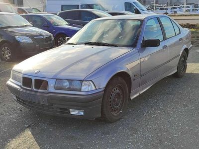 Grau Gebraucht 1995 BMW 318 Limousine | 3.333 €