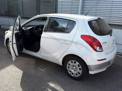Gebraucht Hyundai i20 84 PS (61 kW) 2013 Weiß Kleinwagen