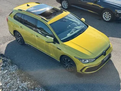 Second-hand VW Golf VIII R-line 150 CP (110 kW) 2023 Galben Break