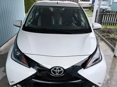 Używany Toyota Aygo Team 72 KM (52 kW) 2018 Biały Hatchback