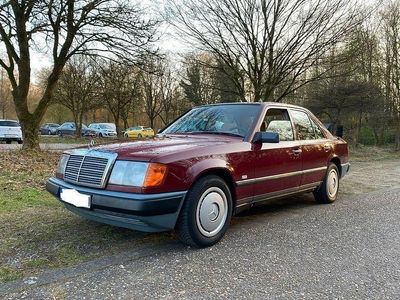 Rot Gebraucht 1987 Mercedes E300 Limousine | 9.800 €