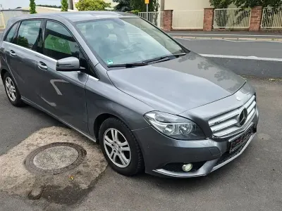 Gebraucht Mercedes B180 122 PS (89 kW) 2012 Grau Van / Kleinbus
