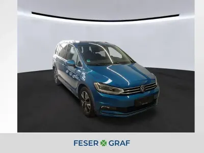Gebraucht VW Touran Highline 150 PS (110 kW) 2023 Caribbean blue metallic Van / Kleinbus