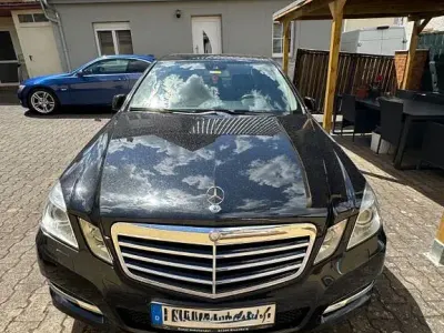 Gebraucht Mercedes E220 Avantgarde 170 PS (125 kW) 2012 Schwarz Limousine