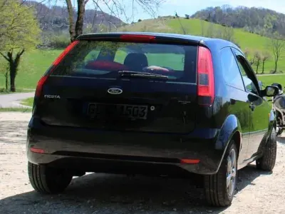Gebraucht Ford Fiesta Ambiente 80 PS (58 kW) 2005 Schwarz Kleinwagen