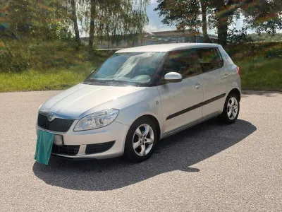 Gebraucht Skoda Fabia 69 PS (50 kW) 2012 Silber Limousine