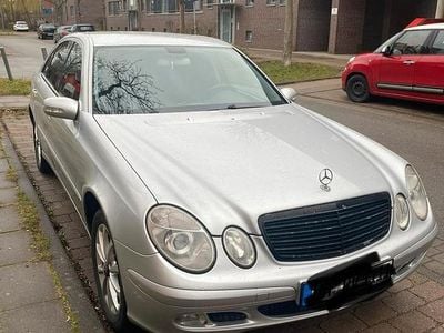 Gebraucht Mercedes E220 150 PS (110 kW) 2002 Silber Limousine