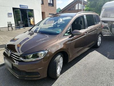 Gebraucht VW Touran Comfortline 150 PS (110 kW) 2016 Braun Van / Kleinbus