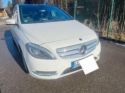 Weiß Gebraucht 2013 Mercedes B180 Van / Kleinbus | 8.200 € (Guter Preis)