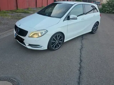 Gebraucht Mercedes B180 109 PS (80 kW) 2013 Weiß Kleinwagen