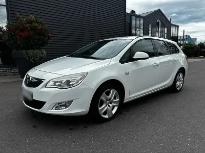 Gebraucht Opel Astra 140 PS (102 kW) 2011 Weiß Kombi