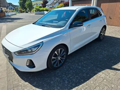 Gebraucht Hyundai i30 Intro Edition 120 PS (88 kW) 2017 Weiß Limousine