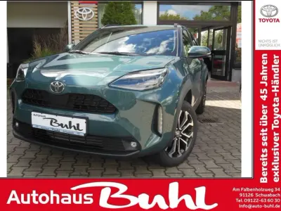 Neu Toyota Yaris Cross 131 PS (96 kW) 2025 Everest green metallic SUV