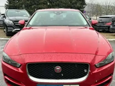 Gebraucht Jaguar XE Prestige 200 PS (147 kW) 2017 Rot Limousine