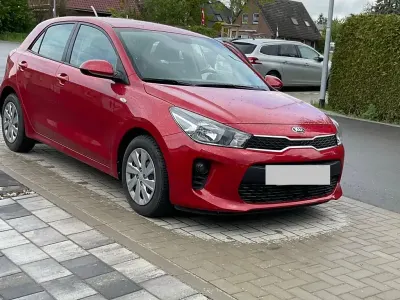 Gebraucht Kia Rio 84 PS (61 kW) 2017 Rot Limousine