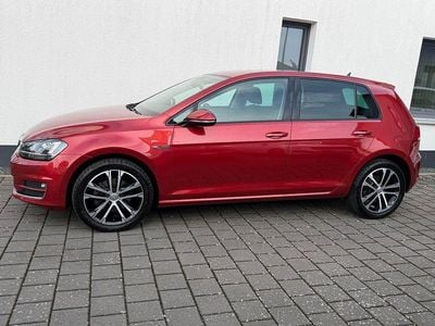 Gebraucht VW Golf VII LOUNGE 125 PS (91 kW) 2015 Rot Limousine