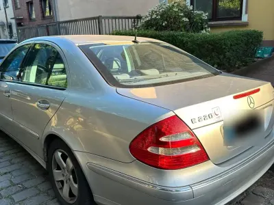 Gebraucht Mercedes E220 150 PS (110 kW) 2003 Silber Limousine