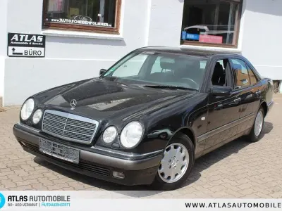 Second-hand Mercedes E240 170 CP (125 kW) 1999 Negru Berlinǎ