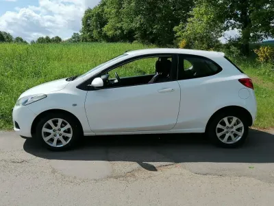 Używany Mazda 2 Inclusive 86 KM (63 kW) 2008 Biały Hatchback