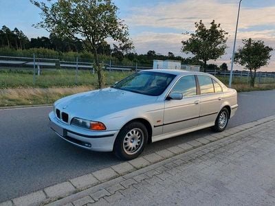 Second-hand BMW 530 184 CP (135 kW) 2000 Argintiu Berlinǎ