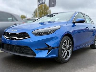 Neu Kia Ceed Spirit 140 PS (102 kW) 2025 Blau Kleinwagen