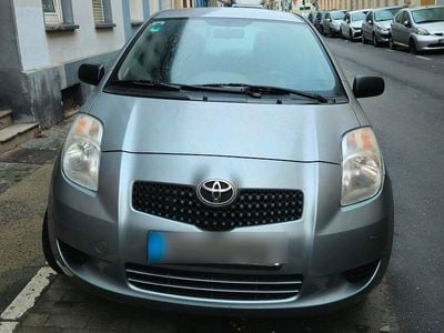 Grau Gebraucht 2008 Toyota Yaris Kleinwagen | 2.500 € (Etwas zu teuer)