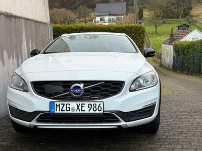 Weiß Gebraucht 2015 Volvo V60 CC Summum Kombi | 8.990 €