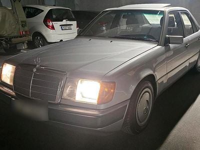 Silber Gebraucht 1991 Mercedes E200 Limousine | 6.800 €