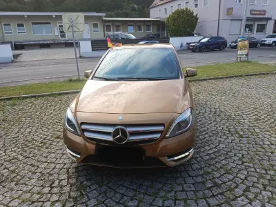 Gebraucht Mercedes B180 122 PS (89 kW) 2012 Braun Kleinwagen